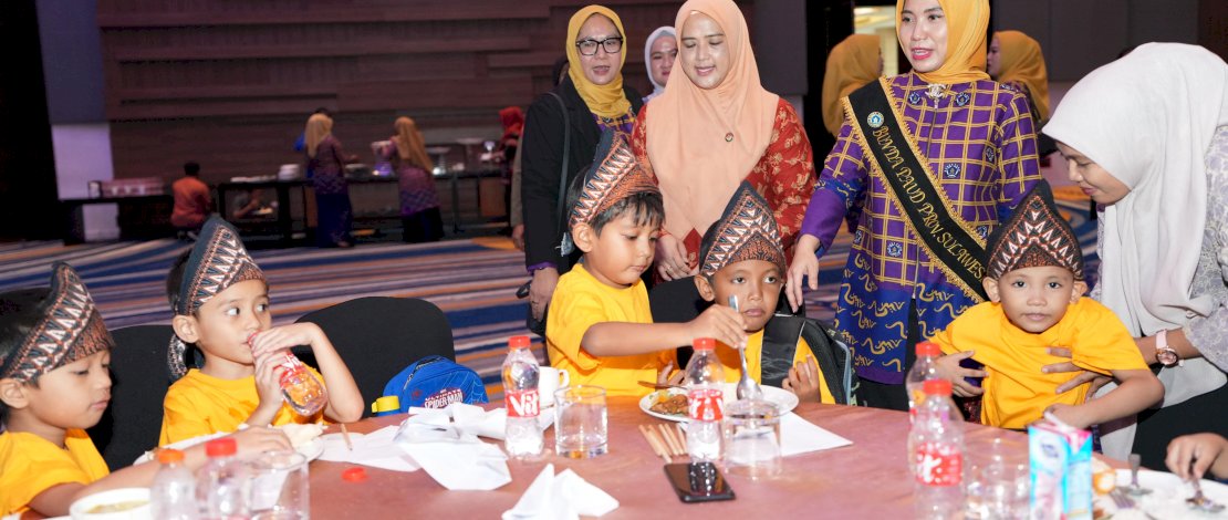 Bunda PAUD Sulsel, Sofha Marwah Bahtiar, pada Rapat Koordinasi Evaluasi Kinerja Pendidikan Keluarga Dirangkaikan dengan Rakor Bunda PAUD Tingkat Provinsi Sulawesi Selatan Tahun 2024, yang dilaksanakan di Hotel Four Point by Sheraton Makassar, Jumat, 8 Maret 2024. Bunda PAUD Sulsel, Sofha Marwah Bahtiar, pada Rapat Koordinasi Evaluasi Kinerja Pendidikan Keluarga Dirangkaikan dengan Rakor Bunda PAUD Tingkat Provinsi Sulawesi Selatan Tahun 2024, yang dilaksanakan di Hotel Four Point by Sheraton Makassar, Jumat, 8 Maret 2024.