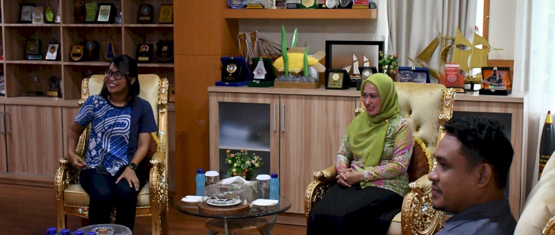 Bupati Luwu Utara, Indah Putri Indriani, saat menerima kunjungan Wakil Pimpinan Perum Bulog, Viona Cheria, Jumat, 8 Maret 2024.