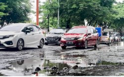 Dua Hari Jelang Ramadan: Kerusakan Jalan Hertasning hingga Tun Abdul Razak Semakin Parah