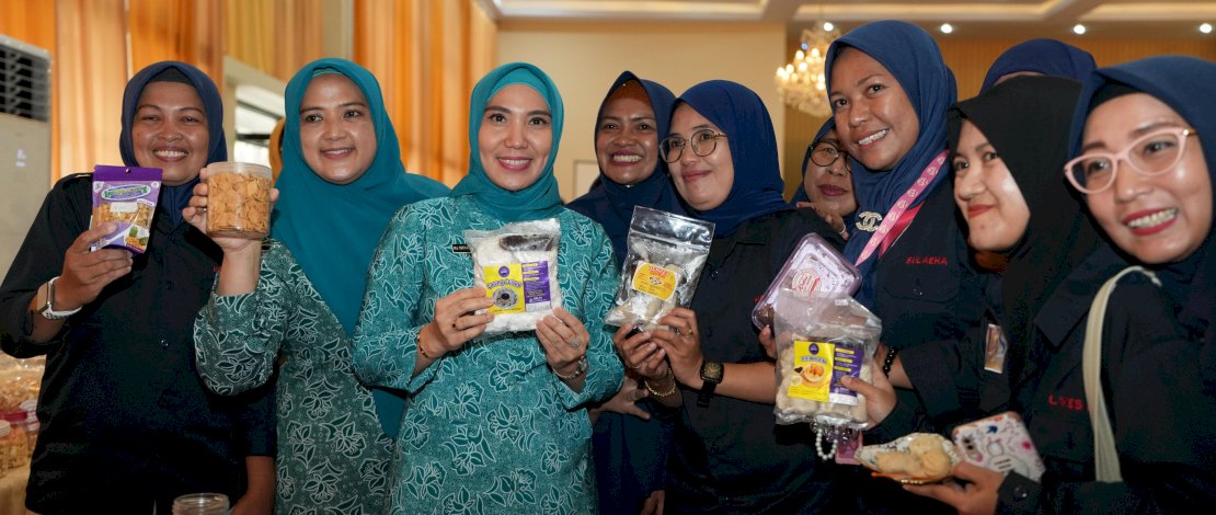 Penjabat Ketua Tim Penggerak PKK Provinsi Sulsel, Sofha Marwah Bahtiar, melantik dan mengukuhkan Ketua Umum dan Pengurus UMKM Squad Sulawesi Selatan (U3S) Binaan Tim Penggerak PKK Provinsi Sulsel, di Gedung Kartini, Makassar, kemarin, Jumat sore, 8 Maret 2024. 