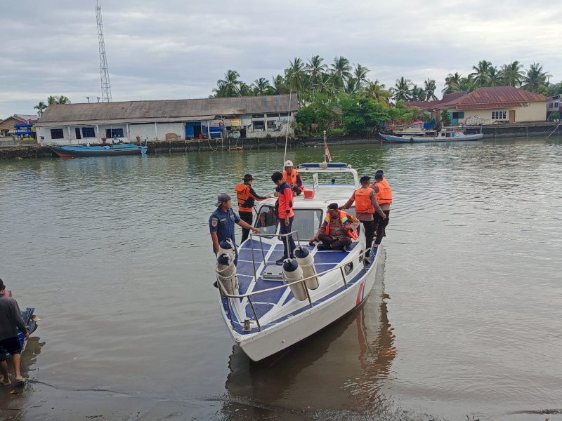Timsar Brimob Bone Lakukan Pencarian Terhadap Nelayan Hilang di Sinjai
