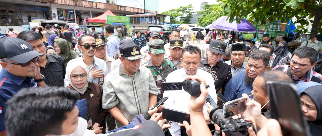 Penjabat Gubernur Sulsel, Bahtiar Baharuddin, di hari pertama puasa melakukan peninjauan stok pangan di Pasar Minasa Maupa, Sungguminasa, Kabupaten Gowa, Selasa, 12 Maret 2024.