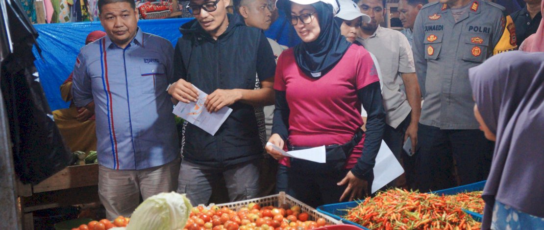 Bupati Luwu Utara, Indah Putri Indriani, saat meninjau harga kebutuhan pokok di sejumlah pasar tradisional, belum lama ini.