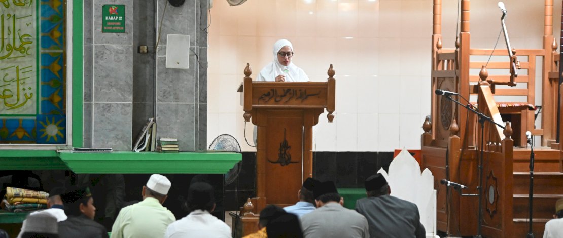 Bupati Luwu Utara, Indah Putri Indriani, saat memberi sambutan sesaat sebelum melaksanakan salat tarawih berjamaah di Masjid Syuhada Masamba, Senin malam, 11 Maret 2024.
