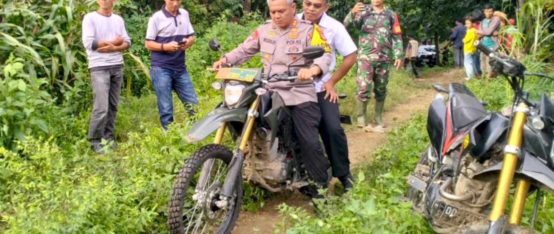 Kompak TNI-Polri di Jeneponto Gandengan Lalui Jalan Bebatuan dan Berliku Kompak TNI-Polri di Jeneponto Gandengan Lalui Jalan Bebatuan dan Berliku