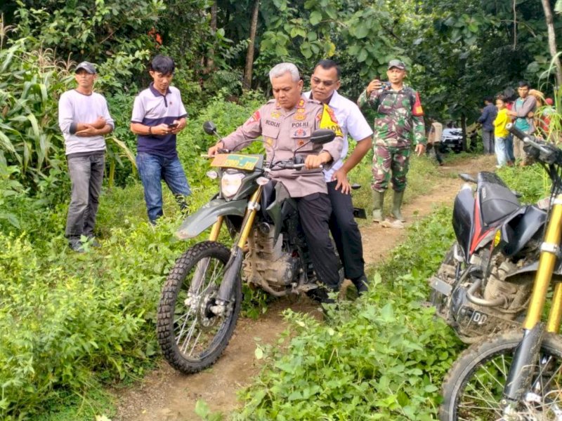 Kompak TNI-Polri di Jeneponto Gandengan Lalui Jalan Bebatuan dan Berliku 