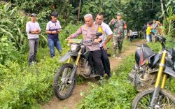 Kompak TNI-Polri di Jeneponto Gandengan Lalui Jalan Bebatuan dan Berliku 