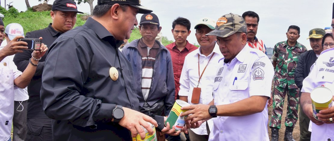 Penjabat Gubernur Sulsel Bahtiar Baharuddin dalam kunjungan kerjanya ke Kabupaten Bone, Rabu, 13 Maret 2024, membagikan empat jenis bibit hortikultura. Yakni cabai, kacang panjang, semangka dan sukun.
