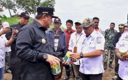 Kunker ke Bone, Pj Gubernur Sulsel Bagikan 4 Jenis Bibit Hortikultura 