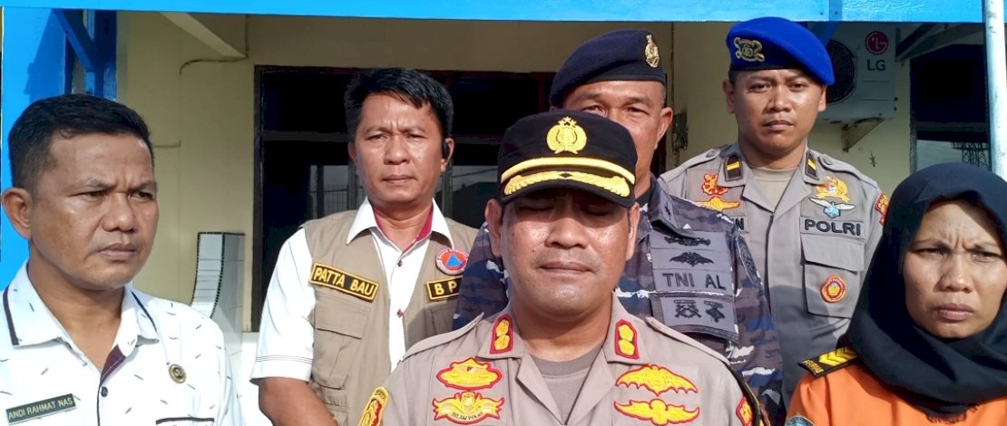 Kapolres Kepulauan Selayar, AKBP Ujang Darmawan Hadi Saputra, memberikan keterangan Pers sehubungan dengan update informasi tenggelamnya KM Dewi Jaya 02 di Perairan Kabupaten Kepulauan Selayar.
