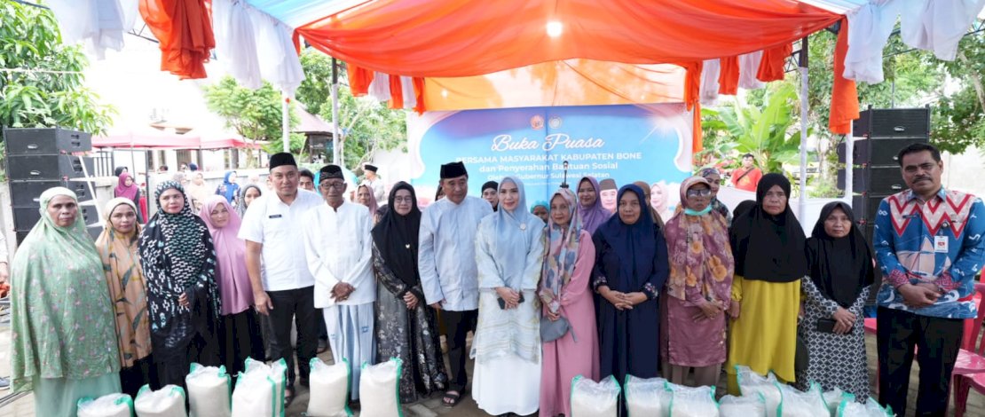 Pj Gubernur Sulsel Bahtiar Baharuddin didampingi Pj Ketua TP PKK Sulsel Sofha Marwah Bahtiar, menyerahkan bantuan sosial berupa beras 10 kg kepada warga kurang mampu sekaligus buka puasa bersama, Rabu, 13 Maret 2024. Pj Gubernur Sulsel Bahtiar Baharuddin didampingi Pj Ketua TP PKK Sulsel Sofha Marwah Bahtiar, menyerahkan bantuan sosial berupa beras 10 kg kepada warga kurang mampu sekaligus buka puasa bersama, Rabu, 13 Maret 2024.