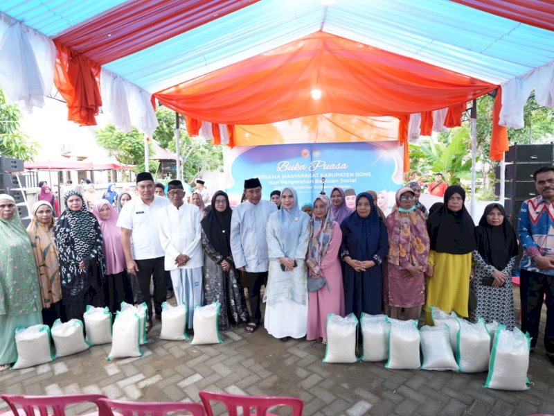 Buka Puasa Bersama Warga Bone, Pj Gubernur Bahtiar Serahkan Bantuan Sosial 