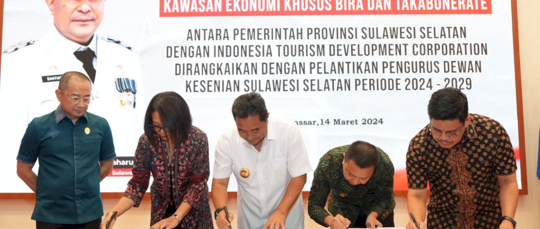 Penjabat Gubernur Sulsel Bahtiar Baharuddin dan Business Development Director Indonesia Tourism Development Corporation (ITDC) Ema Widiastuti, melakukan penandatanganan MoU Kawasan Ekonomi Khusus (KEK) Bira - Takabonerate, di Rumah Jabatan Gubernur Sulsel, Kamis, 14 Maret 2024. Penjabat Gubernur Sulsel Bahtiar Baharuddin dan Business Development Director Indonesia Tourism Development Corporation (ITDC) Ema Widiastuti, melakukan penandatanganan MoU Kawasan Ekonomi Khusus (KEK) Bira - Takabonerate, di Rumah Jabatan Gubernur Sulsel, Kamis, 14 Maret 2024.