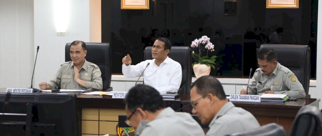 Mentan Amran saat hadir berdiskusi dalam kegiatan Rapat Koordinasi Antisipasi Panen Raya Jagung, di Kantor Pusat Kementerian Pertanian (Kementan), Jakarta, pada Kamis, 14 Maret 2024. 