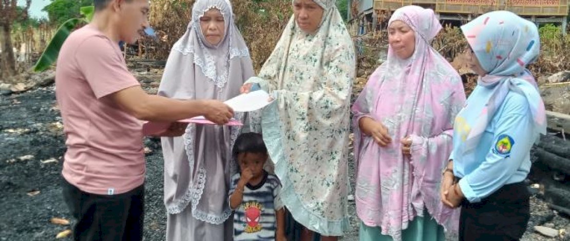 Respon instruksi Bupati Jeneponto, Disdukcapil Serahkan Adminduk ke Korban Kebakaran