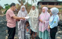 Respon instruksi Bupati Jeneponto, Disdukcapil Serahkan Adminduk ke Korban Kebakaran