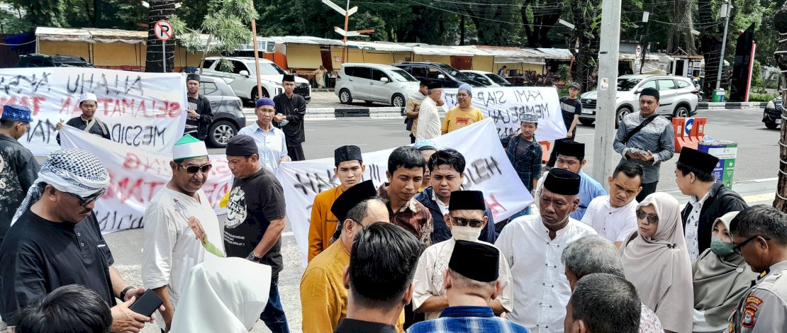 Para Pemuda Masjid Al-Markaz Makassar Berunjuk Rasa Menuntut Keadilan