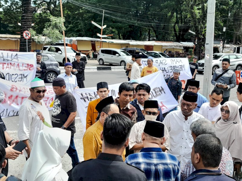 Para Pemuda Masjid Al-Markaz Makassar Berunjuk Rasa Menuntut Keadilan