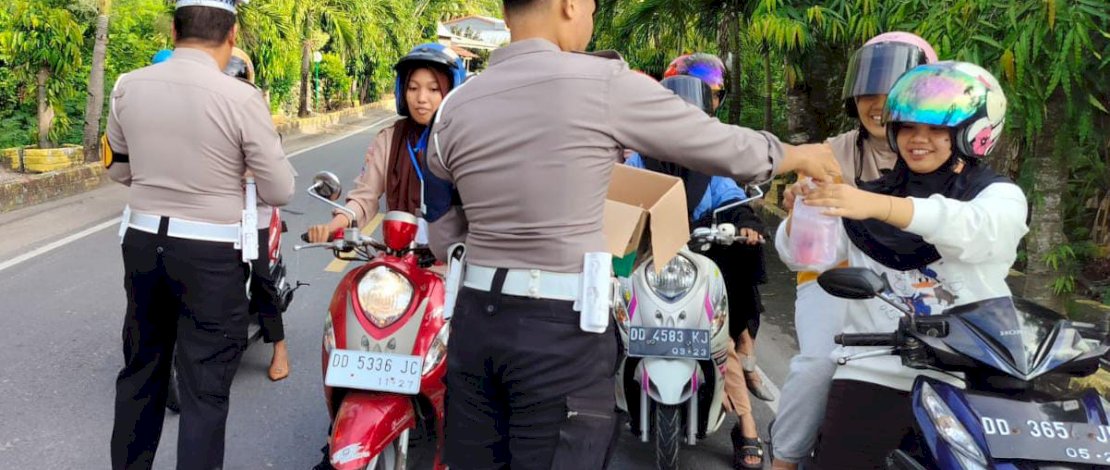 Personil Satuan Lalulintas Polres Kepulauan Selayar memberhentikan sejumlah pengendara yang melintas di jalan raya, untuk membagikan Takjil Ramadan. 