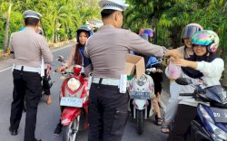 Sat Lantas Polres Selayar Bagi Takjil Ramadan untuk Pengendara