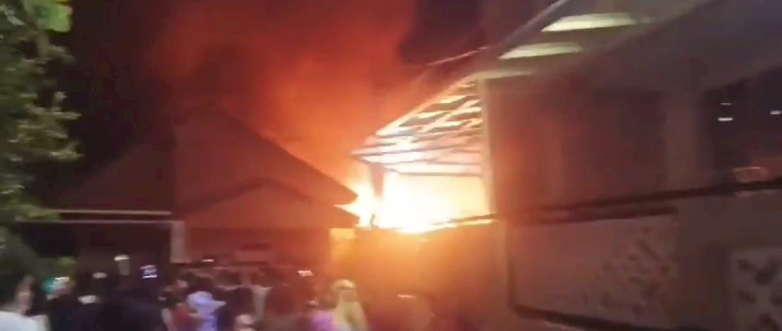 Kebakaran Hanguskan 1 Rumah di Jl Andi Djemma Lorong 2, Saat Salat Tarawih Kebakaran Hanguskan 1 Rumah di Jl Andi Djemma Lorong 2, Saat Salat Tarawih