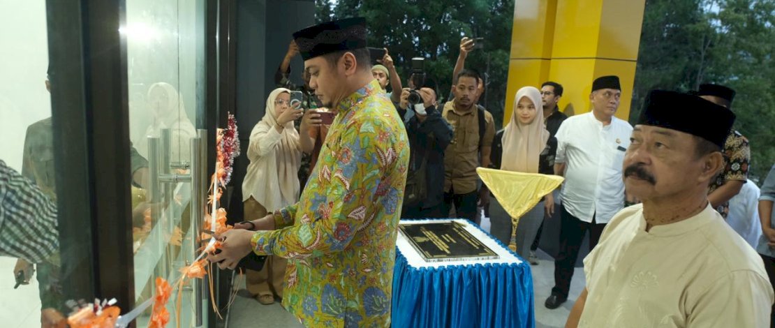 Bupati Gowa Adnan Purichta Ichsan dan Wakil Bupati Gowa Abdul Rauf Malaganni meresmikan pos pelayanan publik di Tombolo Pao.