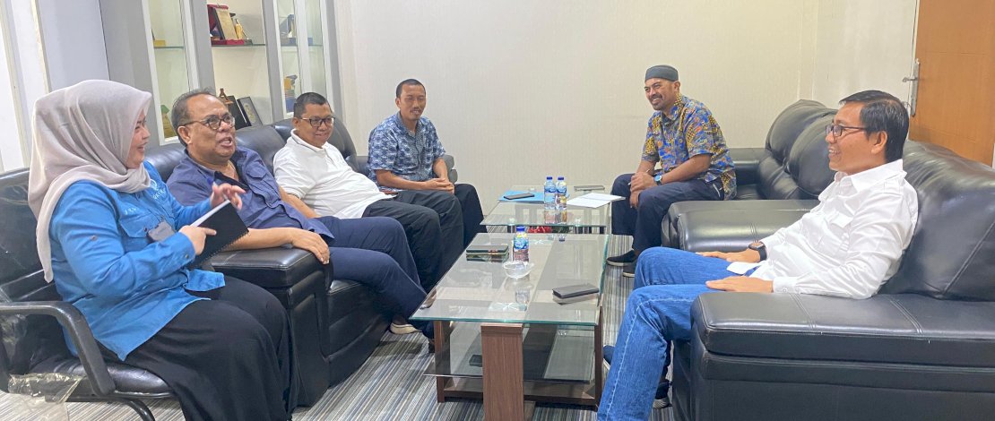 Wakil Bupati Suaib Mansur saat melakukan pertemuan dengan Dinas Energi Sumber Daya Mineral (ESDM) Provinsi Sulawesi Selatan, Jumat, 15 Maret 2024 di Kota Makassar. Wakil Bupati Suaib Mansur saat melakukan pertemuan dengan Dinas Energi Sumber Daya Mineral (ESDM) Provinsi Sulawesi Selatan, Jumat, 15 Maret 2024 di Kota Makassar.