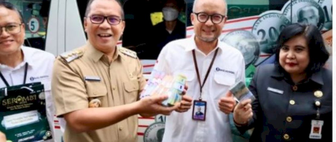 Wali Kota Makassar Danny Pomanto menukarkan uang kecill dalam Kick Of Serambi 2024,