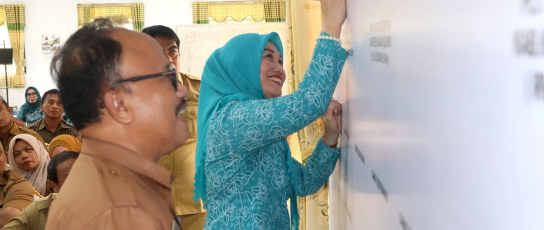 Ketua TP PKK Kepulauan Selayar, Andi Dwiyanti Musrifah Basli, melakukan penandatanganan kerjasama dan dukungan peningkatan capaian imunisasi lengkap oleh para pihak terkait.