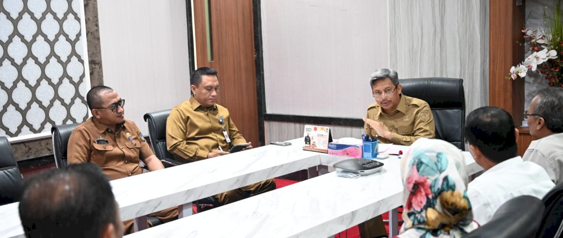 Sekprov Sulsel Andi Muhammad Arsjad saat menerima kunjungan dari RRI Makassar di Ruang Rapat Sekda, Selasa, 19 Maret 2024.