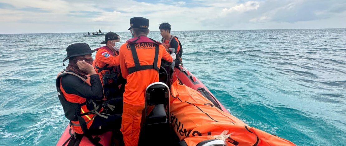 Tim SAR Gabungan kembali menemukan satu korban kapal tenggelam KM Yuiee Jaya II, di perairan Taman Nasional Takabonerate dalam keadaan mengapung dan meninggal dunia, Selasa, 19 Maret 2024. 