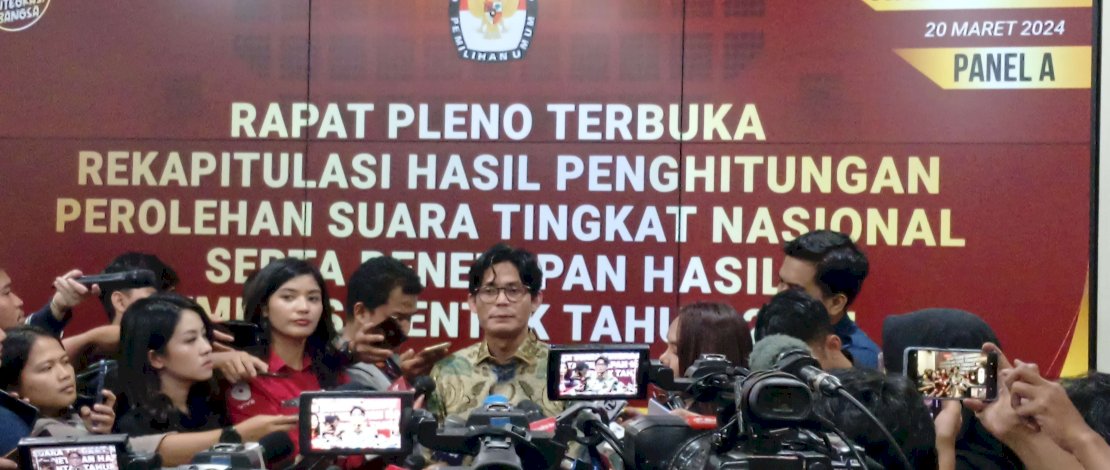 Anggota Komisi Pemilihan Umum (KPU) RI August Mellaz saat ditemui wartawan di kantor Kemenko PMK, Jakarta Pusat, Rabu, 20 Maret 2024. Anggota Komisi Pemilihan Umum (KPU) RI August Mellaz saat ditemui wartawan di kantor Kemenko PMK, Jakarta Pusat, Rabu, 20 Maret 2024.