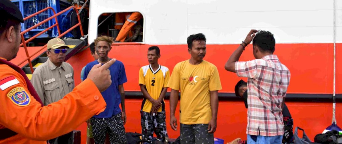 Korban selamat insiden KM Yuiee Jaya II diberangkatkan ke Ibu Kota Kabupaten Kepulauan Selayar, Kamis, 21 Maret 2024.