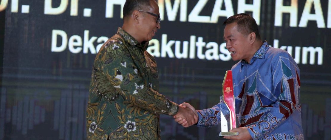Dekan Fakultas Hukum Universitas Hasanuddin (Unhas), Prof. Dr. Hamzah Halim, S.H., M.H., M.A.P. meraih penghargaan Outstanding Educational Quality and Services, pada gelaran CNN Indonesia Award 2024.