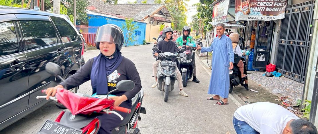 Menjelang buka puasa, Benteng Kupa Group melakukan Jumat berkah di Bulan Ramadan 1445 Hijriyah dengan membagikan nasi kotak kepada pengguna jalan yang melintas di depan kantornya, di Jalan Pendidikan Makassar, Jumat, 22 Maret 2024.