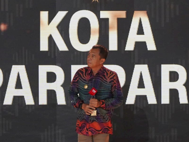 Pj Wali Kota Akbar Ali Dianugerahi Penghargaan CNN Indonesia Award 2024