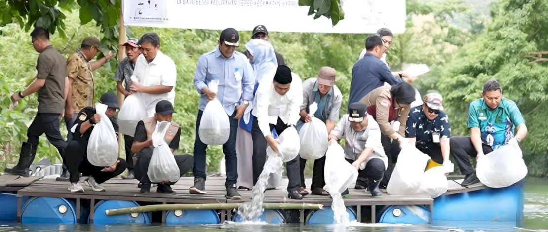 Pj Gubernur Sulsel Bahtiar Baharuddin menebar 200 ribu benih ikan nila di Kelurahan Sepee, Kecamatan Barru, Kabupaten Barru, Jumat, 22 Maret 2024. 