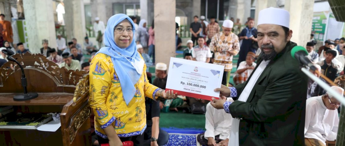 Plt Kepala Dinas Komunikasi dan Informatika (Diskominfo) Kota Makassar, Ismawaty Nur, menyerahkan bantuan hibah Pemerintah Kota (Pemkot) Makassar tahun 2024 sebesar Rp100 juta kepada Masjid Ihyatul Jamaah, yang berlokasi di Lorong 1 Kelurahan Lembo. Plt Kepala Dinas Komunikasi dan Informatika (Diskominfo) Kota Makassar, Ismawaty Nur, menyerahkan bantuan hibah Pemerintah Kota (Pemkot) Makassar tahun 2024 sebesar Rp100 juta kepada Masjid Ihyatul Jamaah, yang berlokasi di Lorong 1 Kelurahan Lembo.