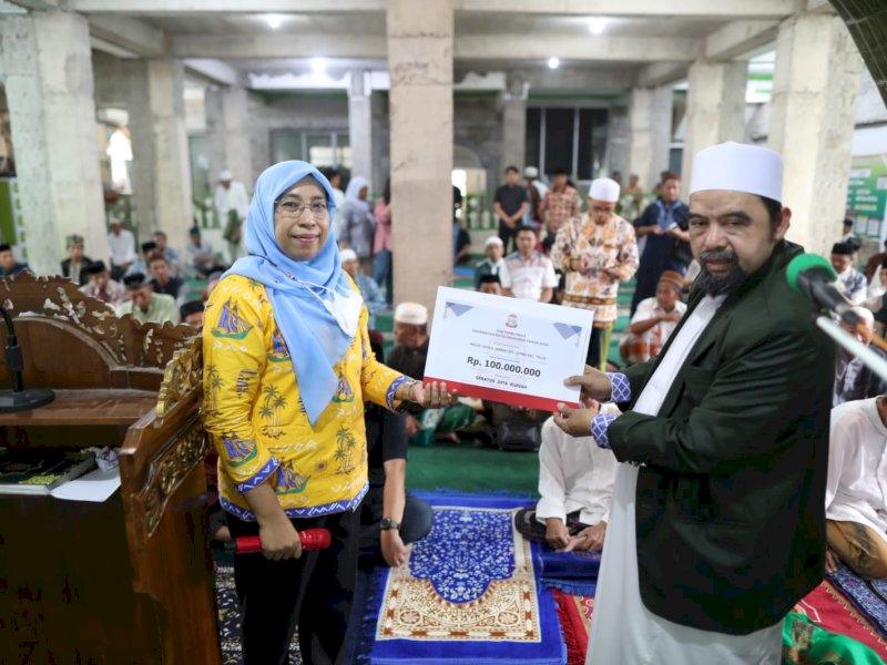 Diserahkan Plt Kadiskominfo, Pemkot Makassar Beri Bantuan Rp100 Juta untuk Masjid Ihyatul Jamaah