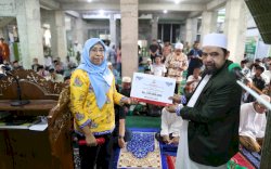 Diserahkan Plt Kadiskominfo, Pemkot Makassar Beri Bantuan Rp100 Juta untuk Masjid Ihyatul Jamaah
