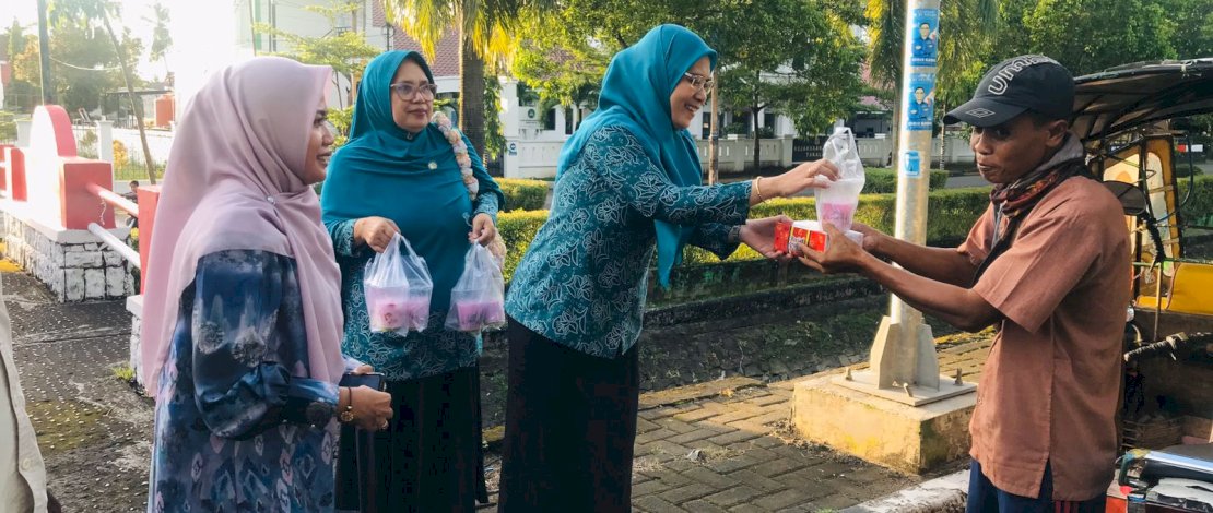 etua Tim Penggerak PKK Kabupaten Takalar Sri Astuti Thamrin S. SI, M. Stat, Ph.D, turut serta dalam kegiatan berbagi takjil di depan kantor bupati. 