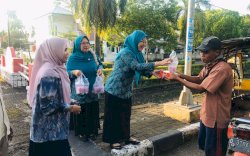 Ketua TP Takalar Ajak Warga Bagi Takjil di Depan Kantor Bupati