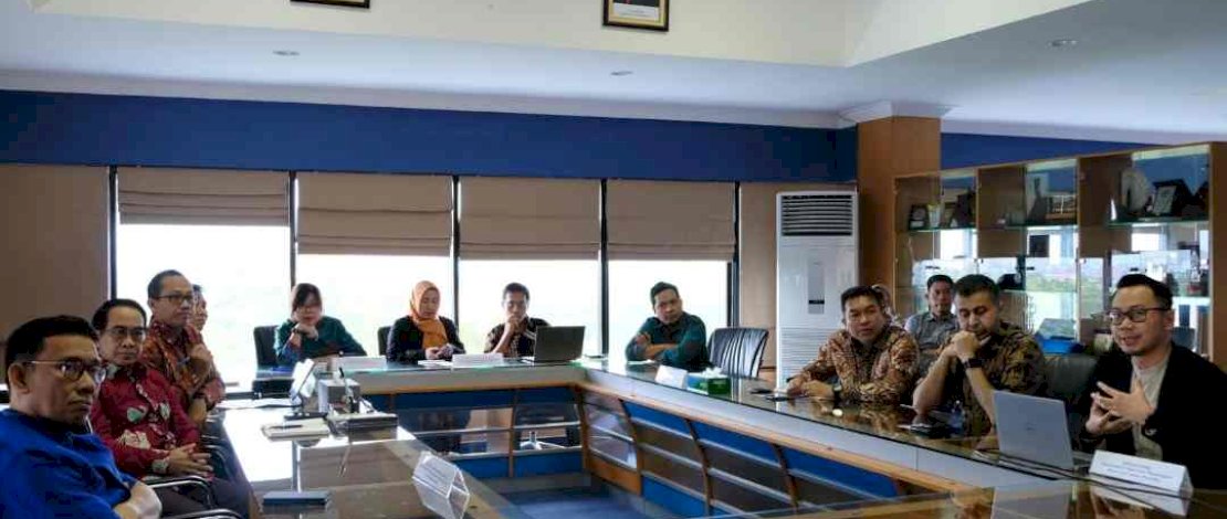 Rektor Unhas Prof. Dr. Ir. Jamaluddin Jompa, M.Sc., menerima kunjungan Mr. Omar Malik-Direktur Regional Elsevier Asia Tenggara didampingi Dr. Johan Jang-Konsultan Pelanggan Elsevier Asia Tenggara. (ist)