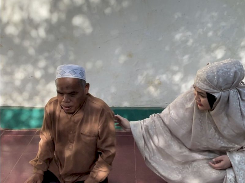 Putri Dakka Berangkatkan Umrah Muadzin Tuna Netra di Maros