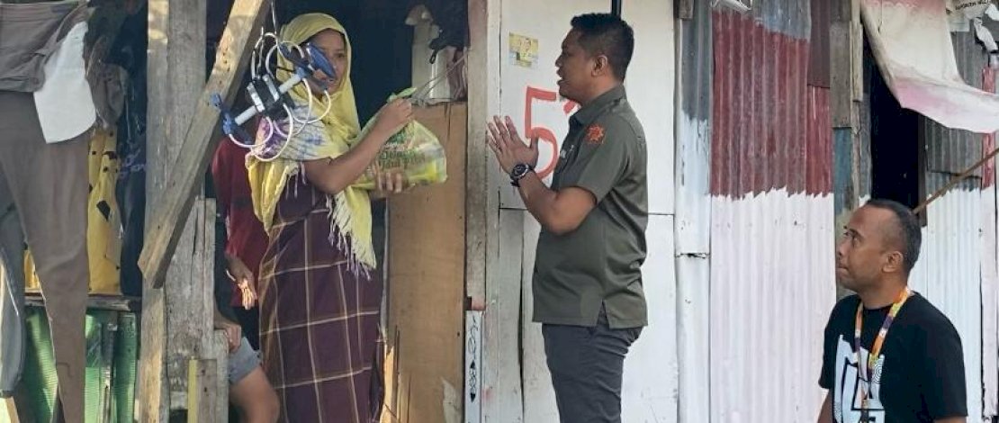 Dinas Kebudayaan dan Pariwisata Provinsi Sulawesi Selatan membagikan bingkisan Ramadan kepada masyarakat yang membutuhkan di Jalan Toa Daeng III, Batua, Kecamatan Manggala, Kota Makassar, Jum’at, 22 Maret 2024. Dinas Kebudayaan dan Pariwisata Provinsi Sulawesi Selatan membagikan bingkisan Ramadan kepada masyarakat yang membutuhkan di Jalan Toa Daeng III, Batua, Kecamatan Manggala, Kota Makassar, Jum’at, 22 Maret 2024.