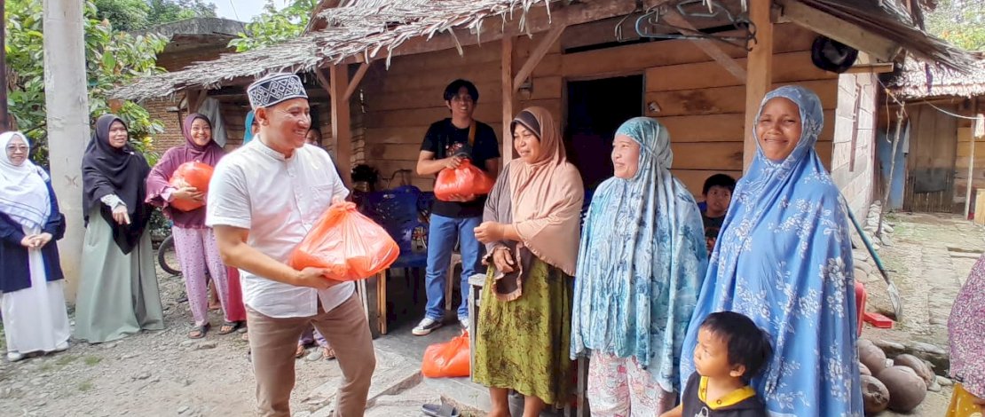 Dinas Kesehatan Kabupaten Luwu Utara memanfaatkan bulan suci Ramadan untuk berbagi paket sembako.