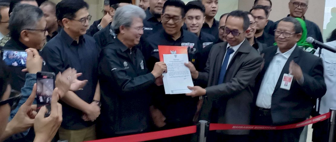 Deputi Hukum Tim Pemenangan Nasional (TPN) Ganjar-Mahfud, Todung Mulya Lubis (ketiga dari kanan) bersama TPN usai mendaftarkan permohonan Perselisihan Hasil Pemilihan Umum (PHPU) Pilpres 2024 di Mahkamah Konstitusi (MK), Jakarta, Sabtu (23/3/2024).