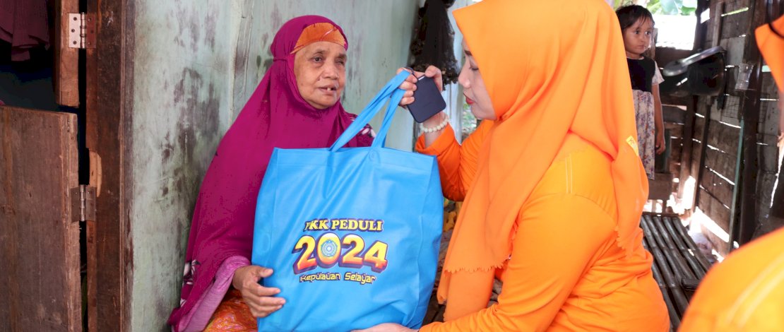 Ketua TP PKK Kabupaten Kepulauan Selayar, Andi Dwiyanti Musrifah Basli bersama jajaran langsung menyambangi warga secara door to door, bersilaturahmi dan saling berbagi berkah.