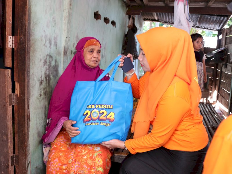 Berbagi Bahagia, TP PKK Selayar Sambagi Rumah Warga Salurkan Paket Ramadan