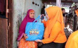 Berbagi Bahagia, TP PKK Selayar Sambagi Rumah Warga Salurkan Paket Ramadan
